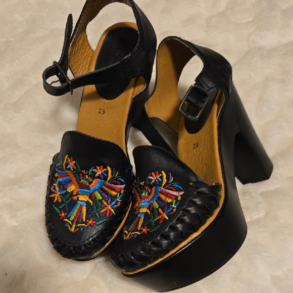 Embroidered Black Sandals - Picture 3 of 4